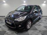 la petite voiture noire est garée sur un carrelage à carreaux