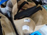 un sac muni d'une étiquette, posé sur une table