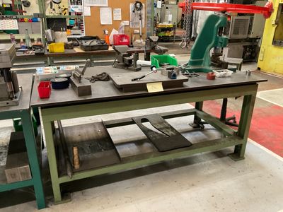 une photo d'un établi dans une usine, sur lequel sont posés des outils
