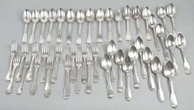 beaucoup de cuillères en argent et de cuillères sur la table