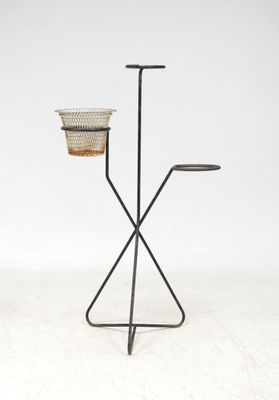 Mathieu MATEGOT (1910-2001) Porte plantes en métal tubulaire…