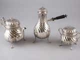 trois pièces en argent pour le thé et le café sur une table