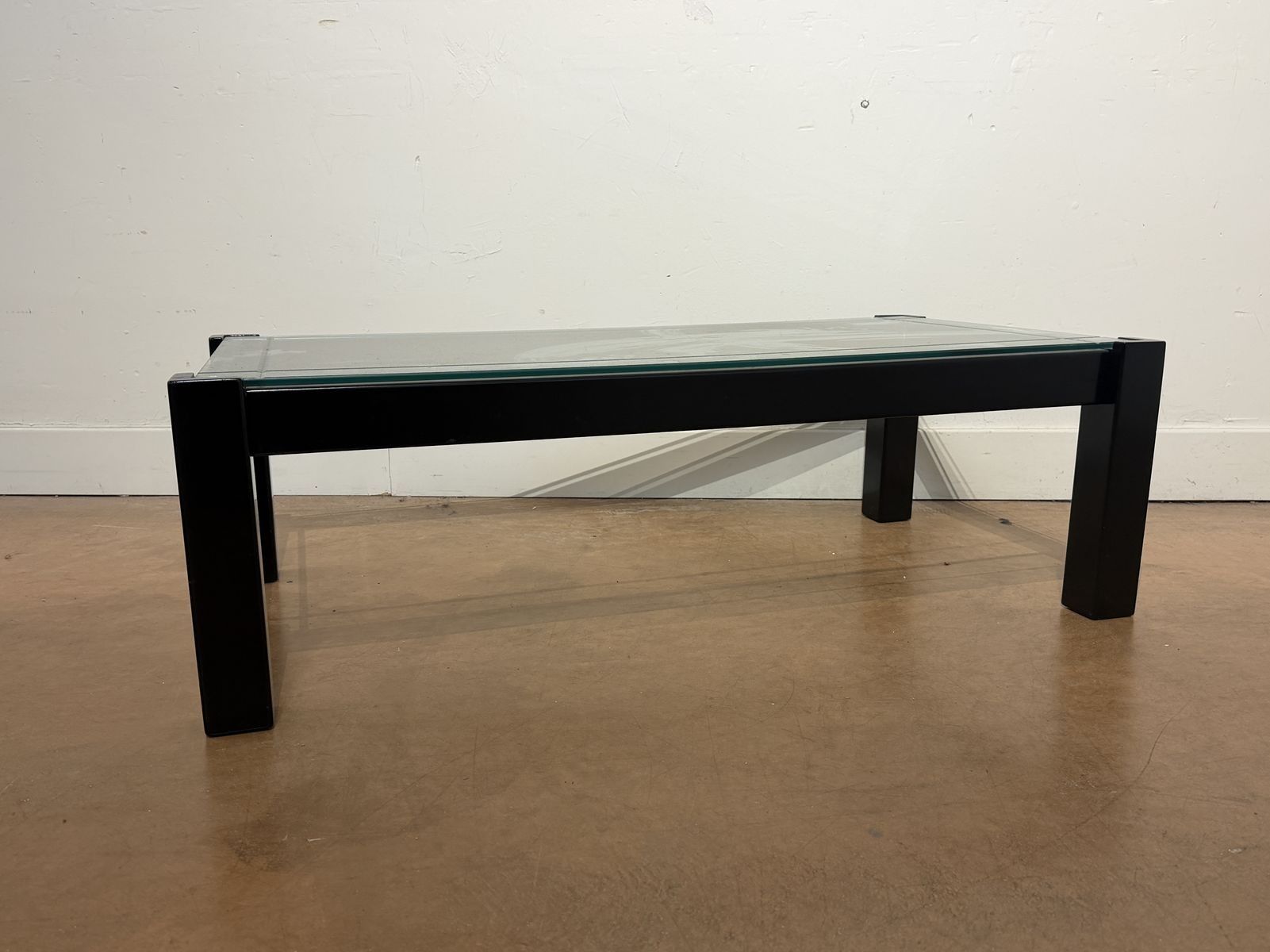 TABLE BASSE rectangulaire à plateau de verre quadrillé en bo…