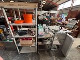 un chariot sur lequel sont posés divers objets dans un garage