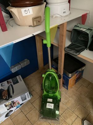 une serpillière verte posée par terre dans une pièce