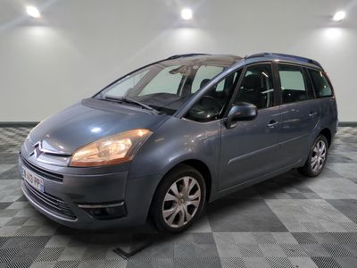 la citrole grise est garée dans le garage sur un sol en damier