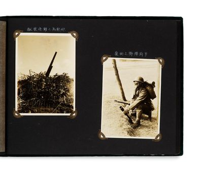 une vieille photo en noir et blanc d'un homme tenant une batte de baseball