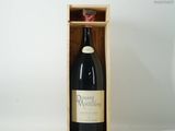 une bouteille de vin dans un coffret en bois sur une table