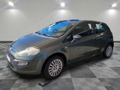 la petite voiture est garée dans le garage sur le sol en damier