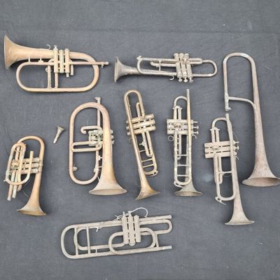 de nombreux types d'instruments de musique différents posés sur la table