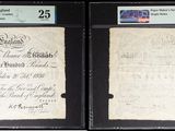 Deux vieux journaux sont exposés dans une vitrine noire