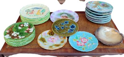 de nombreuses assiettes et bols posés sur un plateau posé sur une table