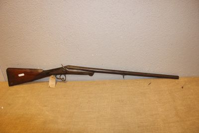un fusil posé sur une table