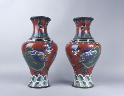 Paire de vases de forme balustre en émaux cloisonnés à décor…