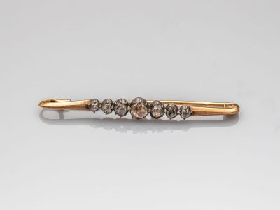 une broche en forme de barre en or et diamants