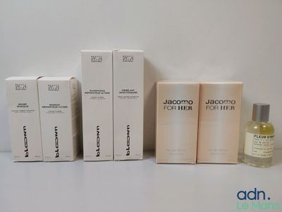 trois boîtes de parfum posées les unes à côté des autres sur une table