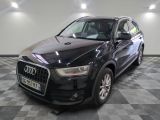 L'Audi QX noire est garée dans une grande pièce