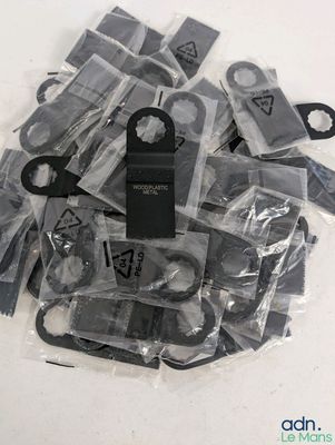 un sac contenant des ciseaux et une paire de ciseaux posés sur une table