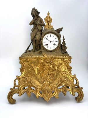 Une pendule en bronze à double patine et à décor d'un paysan…