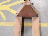 un chariot élévateur posé au sol dans un entrepôt