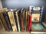 de nombreux livres qui se trouvent sur une étagère dans la pièce
