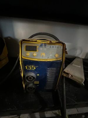 une soudeuse bleue et jaune posée sur une table