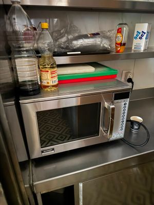 un micro-ondes posé sur un plan de travail dans une cuisine