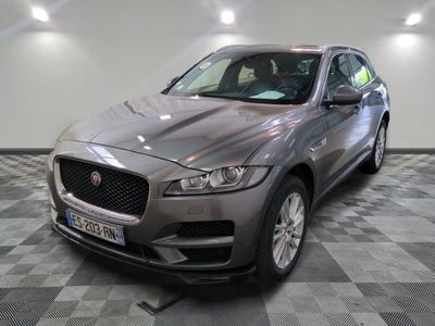 vue de face d'un SUV Jaguar gris garé dans un garage