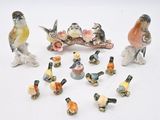 de nombreuses figurines d'oiseaux posées sur une surface blanche