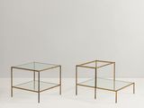une paire de tables d'appoint en verre et en laiton