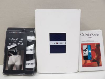 une boîte de sous-vêtements et un livre posés sur une table