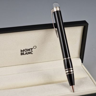un stylo qui se trouve dans une boîte sur une table