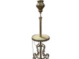 une grande table sur laquelle est posée une lampe, sur fond blanc