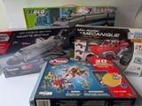 un grand nombre de jouets posés sur une table