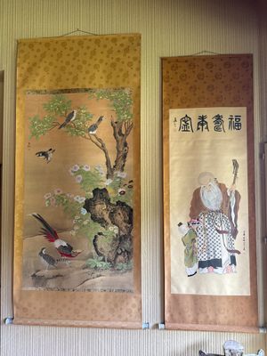 trois tableaux asiatiques accrochés au mur d'une pièce