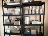 de nombreuses casseroles et poêles sur les étagères de la cuisine