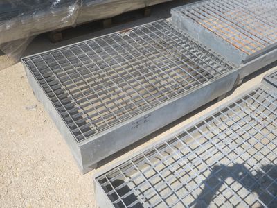 une grille métallique posée au sol à côté d'un camion