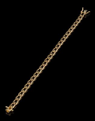 gros plan d'un bracelet en chaîne en or sur fond noir