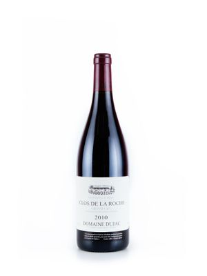 une bouteille de vin rouge posée sur une table blanche