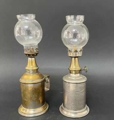 paire de lampes à huile anciennes en laiton et en verre, sur pied