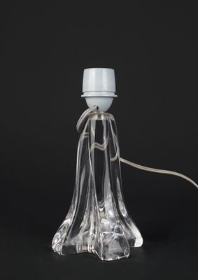 une lampe en verre transparent munie d'un cordon