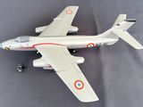 un avion jouet posé sur une table