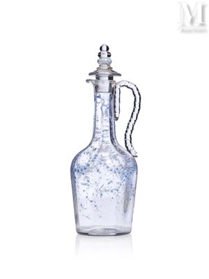 une image représentant une bouteille en verre transparent munie d'une anse, sur fond blanc