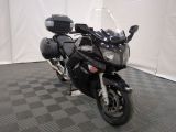 une moto noire garée sur un sol à damier