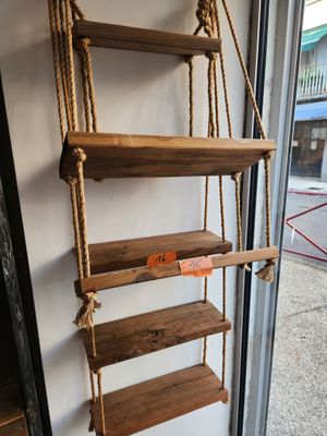 une échelle en bois accrochée au mur