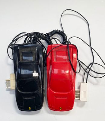 deux téléphones portables branchés sur un chargeur