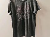 un t-shirt suspendu à un cintre dans une pièce