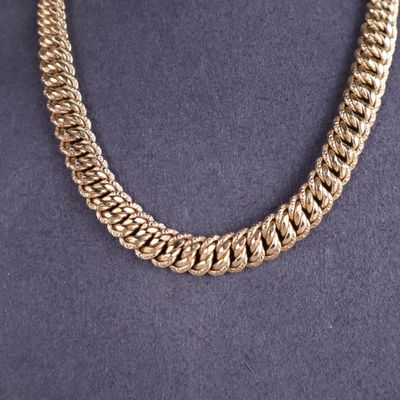 un collier à chaîne en or sur un mannequin mannequin mannequin mannequin mannequin mannequin mannequin mannequin mannequin mannequin