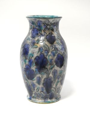 un vase bleu et blanc posé sur une surface blanche