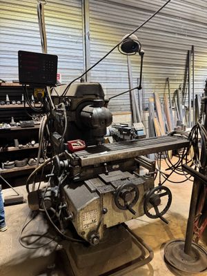 une machine posée sur une table dans une pièce
